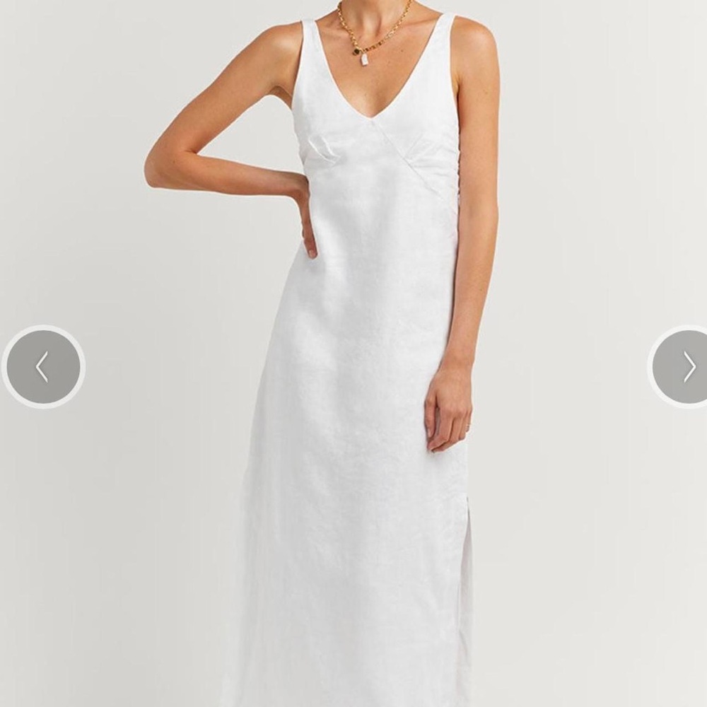 Elegant White Sleeveless Dress